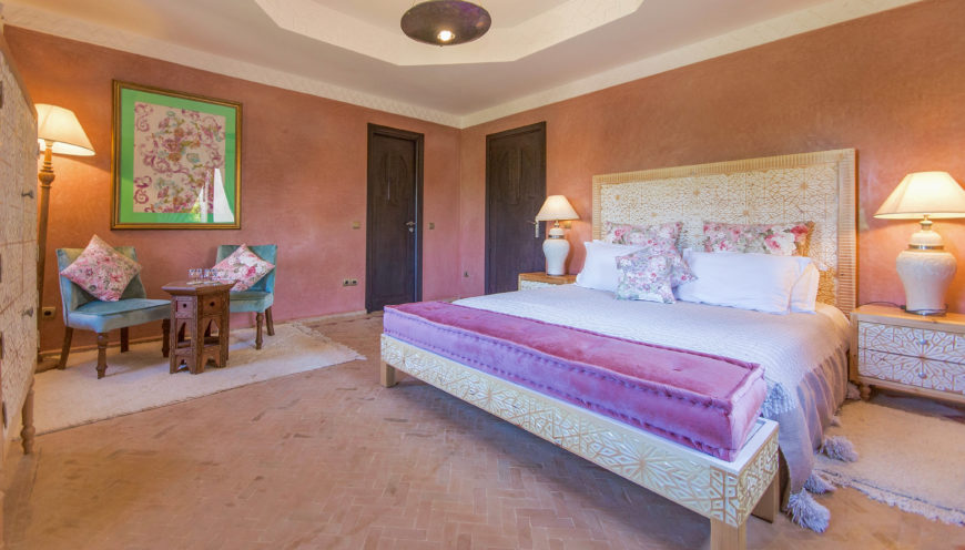 https://www.villamalikasilvana.com/wp-content/uploads/2020/12/Chambre-le-papillon-Villa-Malika-Marrakech-4-870x496.jpg