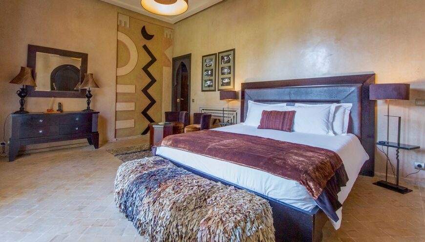 https://www.villamalikasilvana.com/wp-content/uploads/2020/12/Suite-le-Paon-Villa-Marrakech-2-870x496.jpg