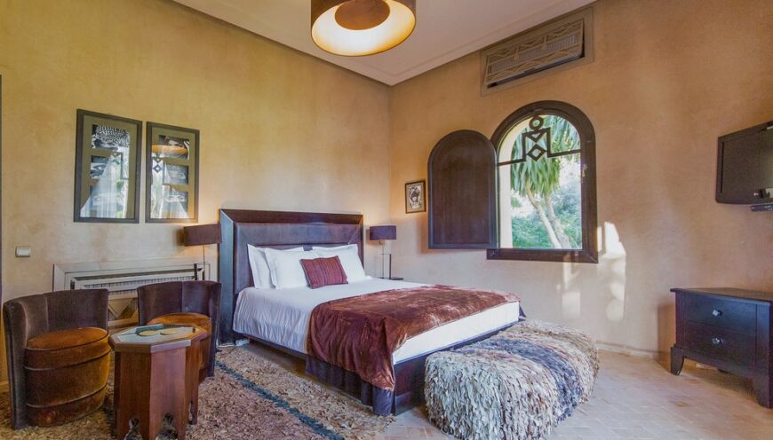 https://www.villamalikasilvana.com/wp-content/uploads/2020/12/Suite-le-Paon-Villa-Marrakech-4-870x496.jpg